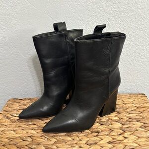 Zara Black Heeled Boots with Modern Silhouette